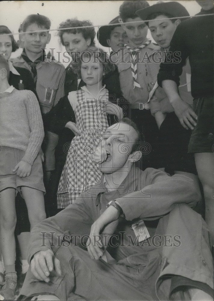 1955 Press Photo French Scouts Play Brioche Game - Historic Images