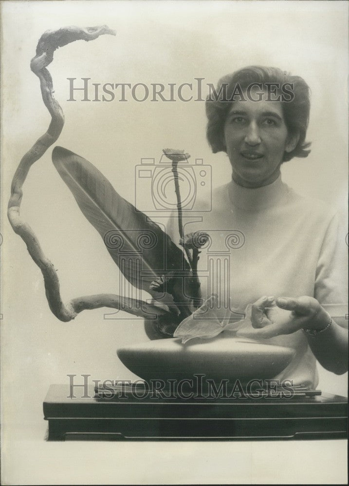 1967 Hannedore Born with an arrangement, in celebration of title. - Historic Images