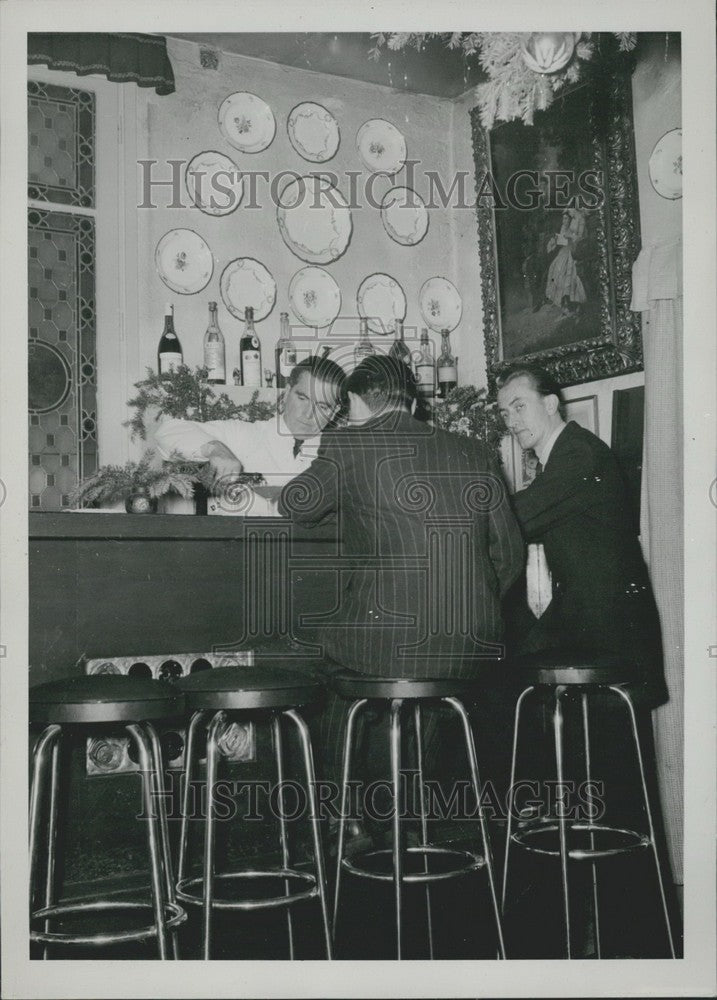 1950 &quot;Antique Bar&quot; in Frankfurt. - Historic Images