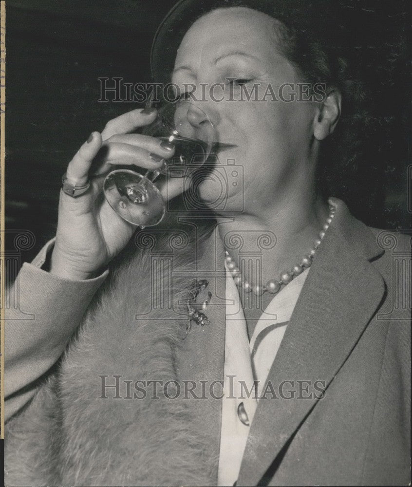 1953 Press Photo Mrs. Pasque Wins Wine-Tasting Competition - Historic Images