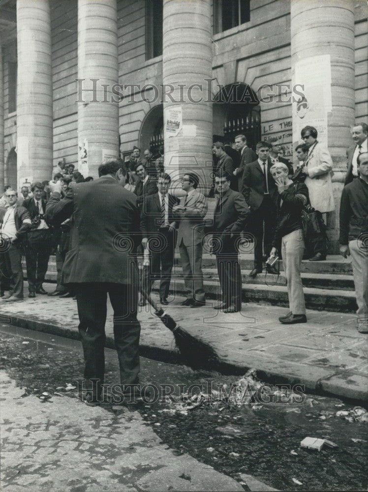 1968 Press Photo Odeon Theatre Workers Evacuated by Police - KSK03049-Historic Images