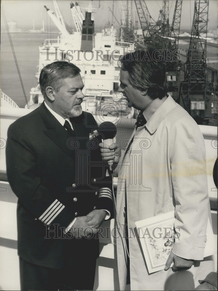 1974 Press Photo Commander Pettre Answers Press Conference Questions - KSK03107-Historic Images