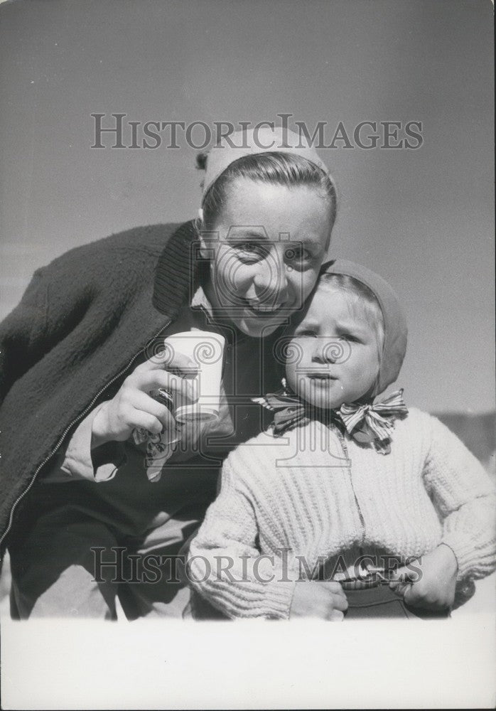 1953 Press Photo Champion Skier Denise Begot and Daughter - Historic Images