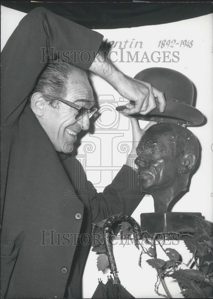 1969 Press Photo Man Places Hat on Statue - KSK03377 - Historic Images