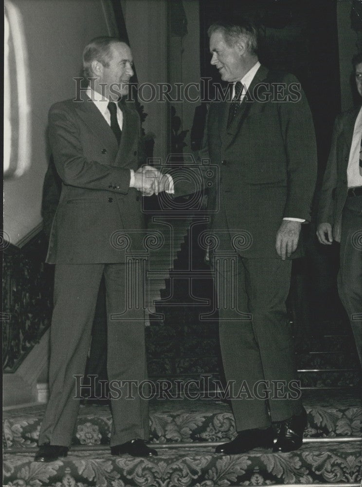 1980 Jean Francoi-Poncet and Mr. Cyrus Vance Shake Hands - Historic Images