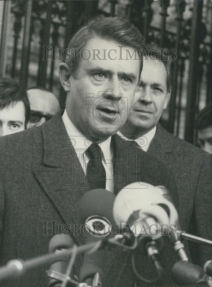 1969 Press Photo Cyrus Vance at Vietnam Press Conference - KSK03387-Historic Images