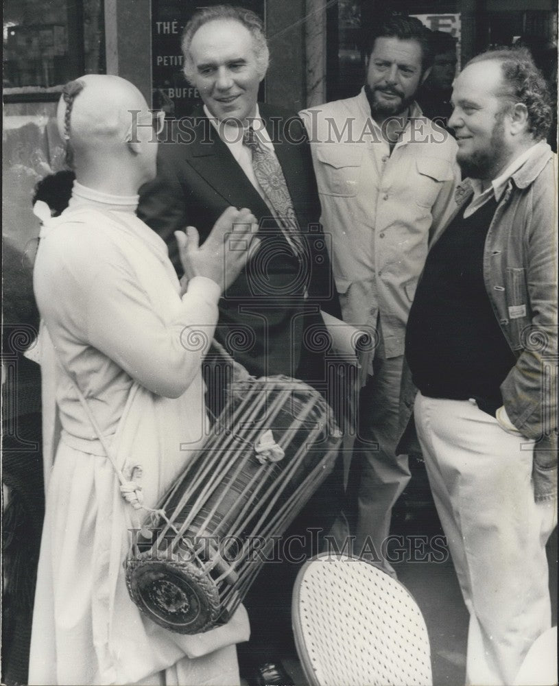 1971 Press Photo Members of Krishna Society Make Up "Liza" Cast - Historic Images