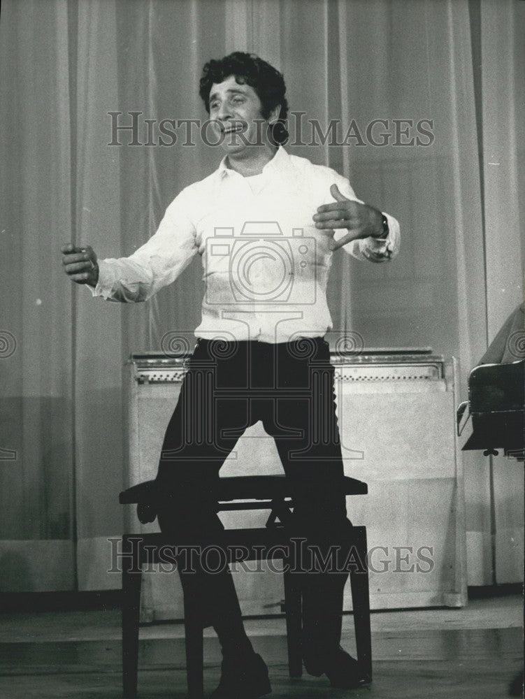 1975, Gilbert Becaud's Olympia Rehearsal - KSK03545 - Historic Images