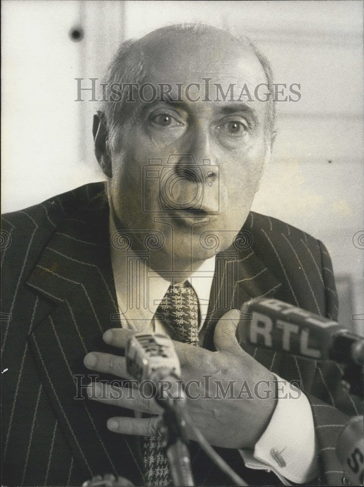 1975 Press Photo Henri Caillavet Holds Paris Press Conference - Historic Images