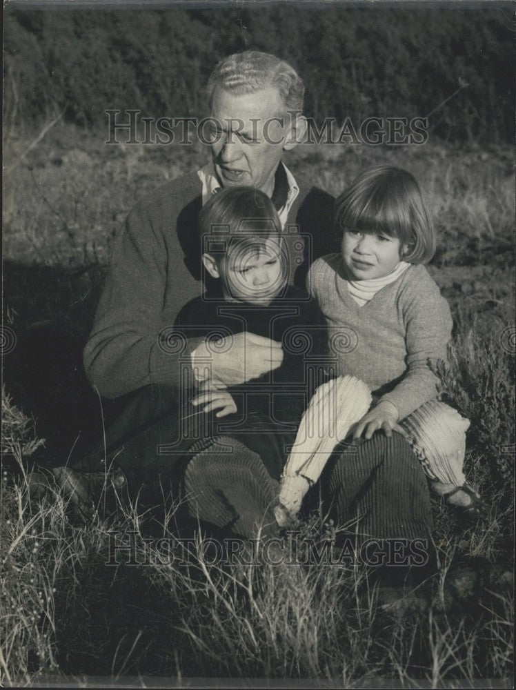 1968 Press Photo Couve de Murville &amp; Grandchildren Enjoying Frejus - KSK03733-Historic Images