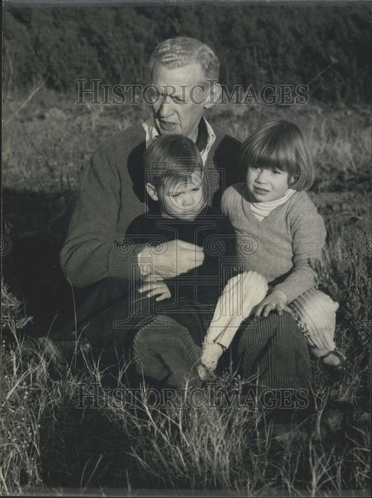1968 Press Photo Couve de Murville & Grandchildren Enjoying Frejus - KSK03733-Historic Images