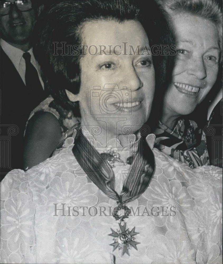 1971 Press Photo Lily Pons Receives National Order of Merit Cross - KSK03895-Historic Images