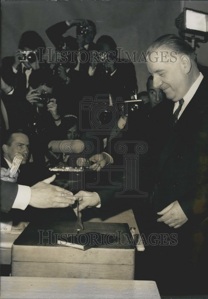1969 Press Photo Alain Poher Voting - Historic Images