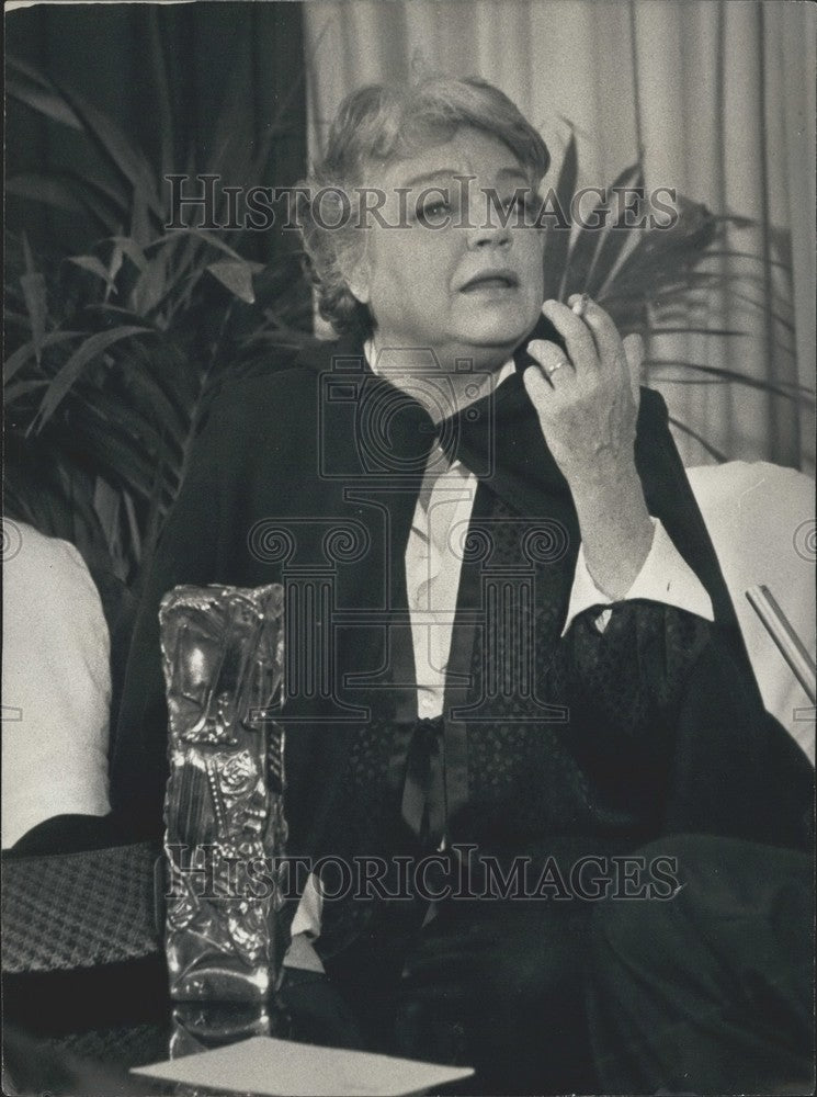 1978 Press Photo French Actress Simone Signoret Receives Cesar Award - Historic Images