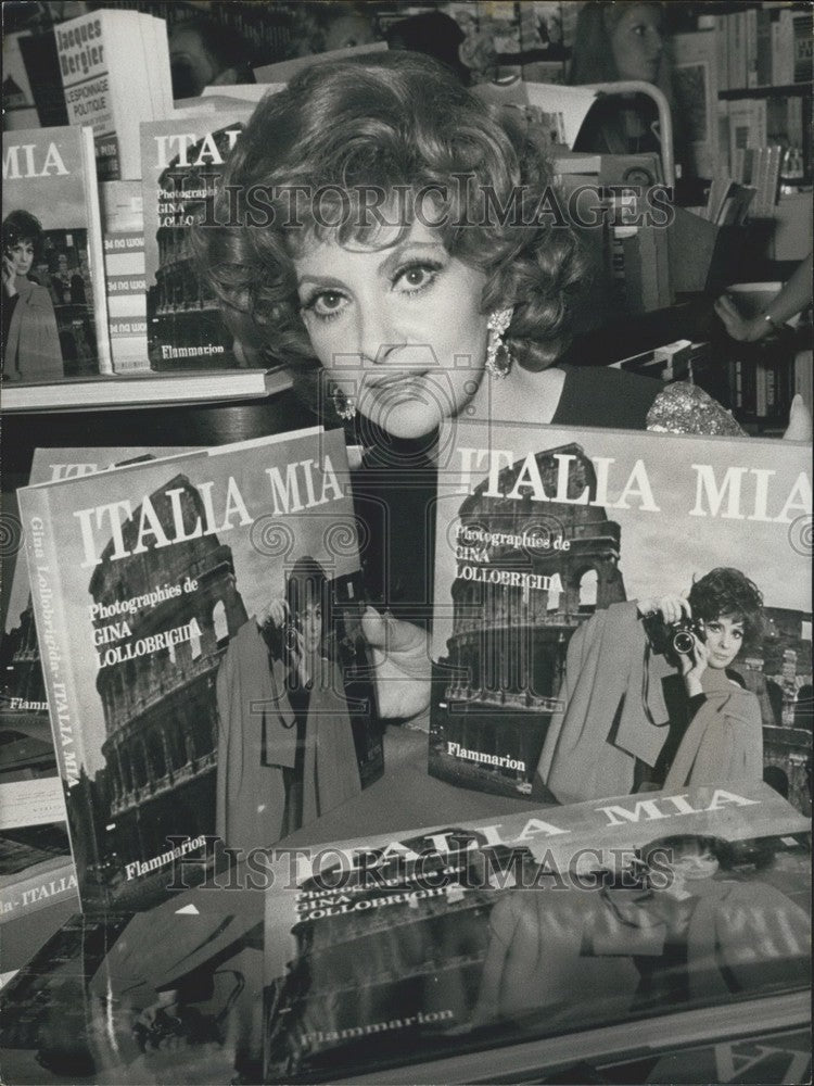 1973 Press Photo Gina Lollobrigida Presents "My Italy" Photo Collection-Historic Images