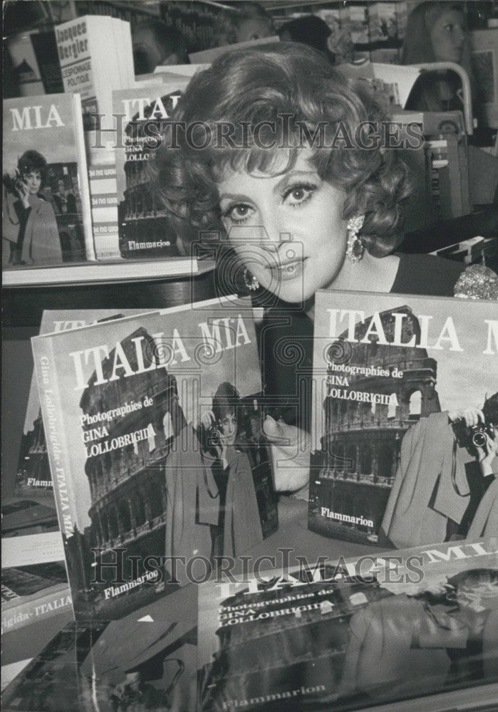 1973 Press Photo Gina Lollobrigida Presents "My Italy" Photo Collection - Historic Images
