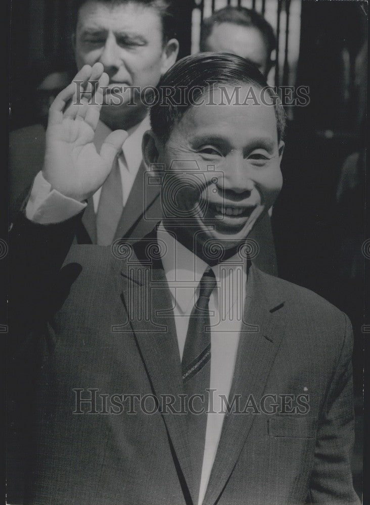 1970 Press Photo Nguyen Minh Vy Leaves Avenue Kleber Peace Talks - Historic Images