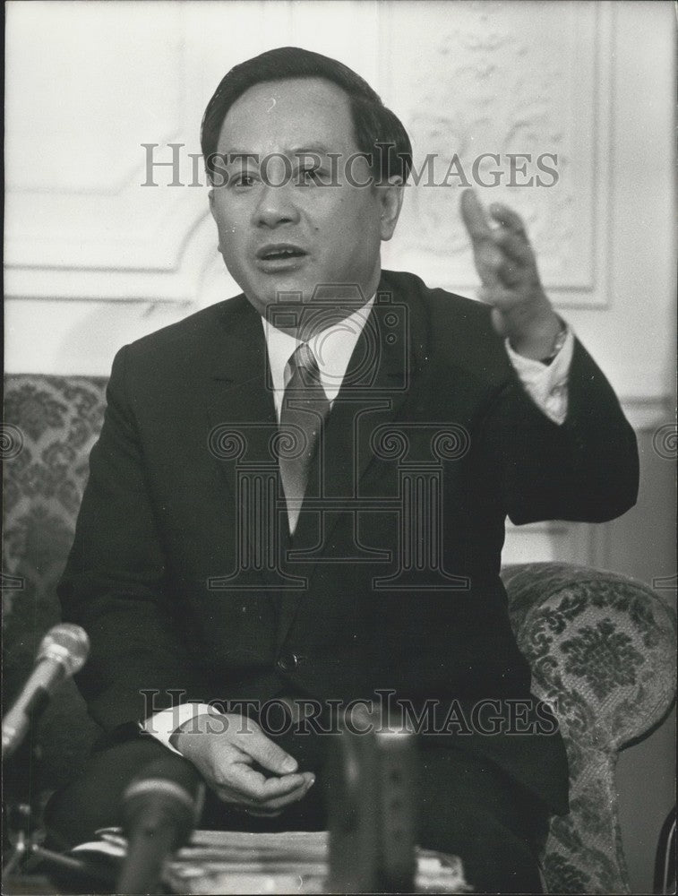 1972 Press Photo South Vietnam Delegate Ly Van Sau Holds Press Conference - Historic Images