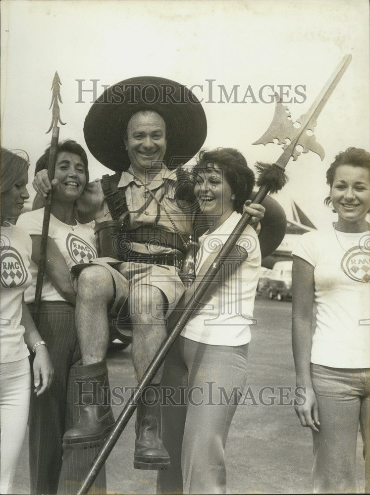 1972, Hostesses Carry Fernand Raynaud Dressed as Tartarin - KSK04723 - Historic Images