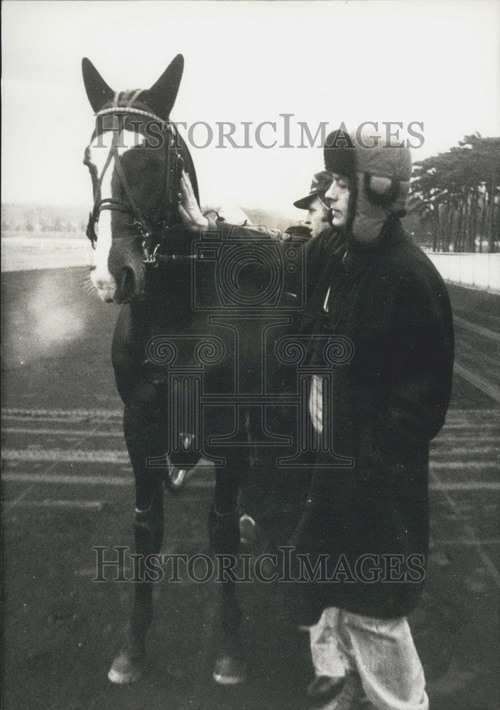 1976 Press Photo Alain Delon and "Fakir du Vivier" - Historic Images
