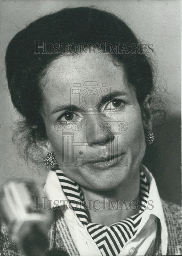 1974 Press Photo Anne-Aymone Giscard D'Estaing Holds Press Conference - Historic Images