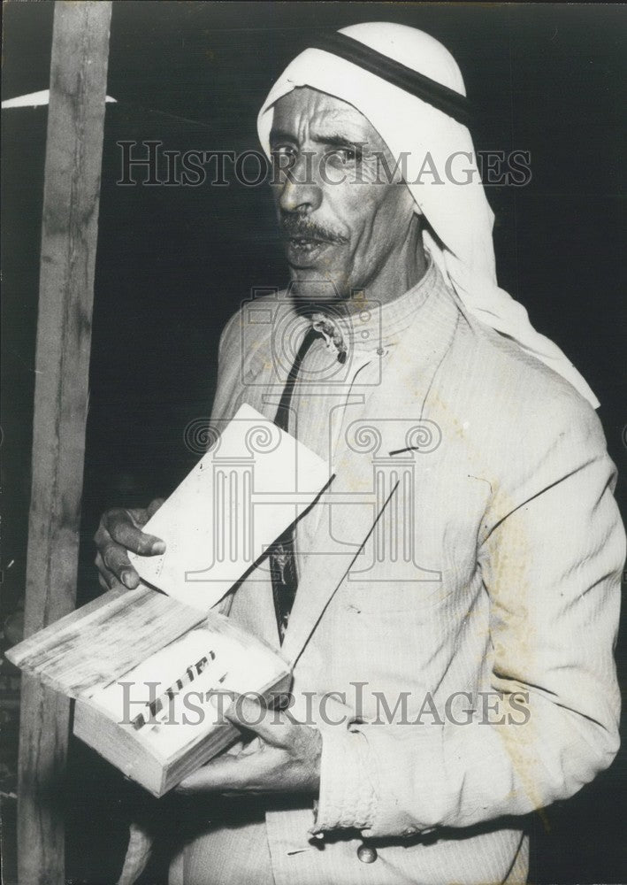 1972 Press Photo Sheik Oudeh Mansour Au-Mu'Ammar Presents War Decorations-Historic Images