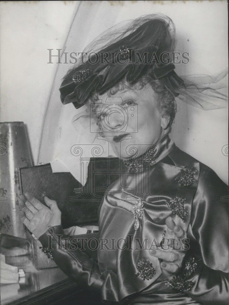 Press Photo French Actress Marguerite Deval Portrait - Historic Images