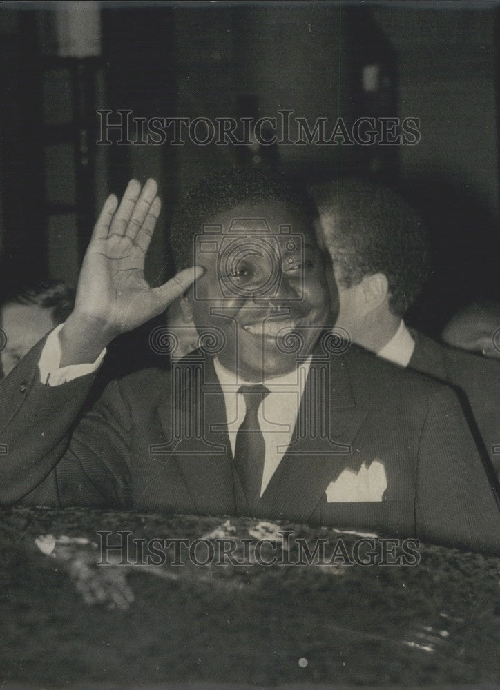 1965 Press Photo President Tschombe Waves Outside Elysee Palace - KSK05315-Historic Images