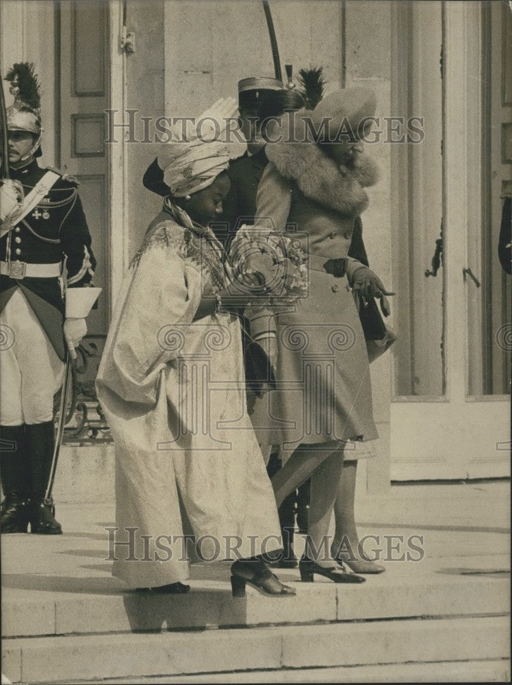 1972, Mrs. Traore &amp; Mrs. Pompidou at Elysee Palace - KSK05325 - Historic Images