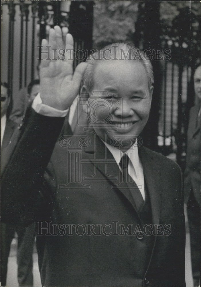 1970 Press Photo Xuan Thuy Arriving at the Paris Conference About Vietnam - Historic Images