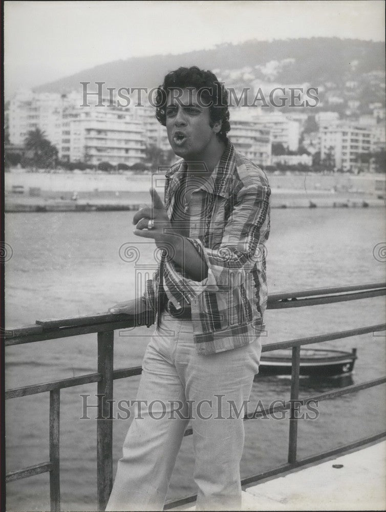 1971 Press Photo Enrico Macias During a Walk on Nice&#39;s Port - Historic Images