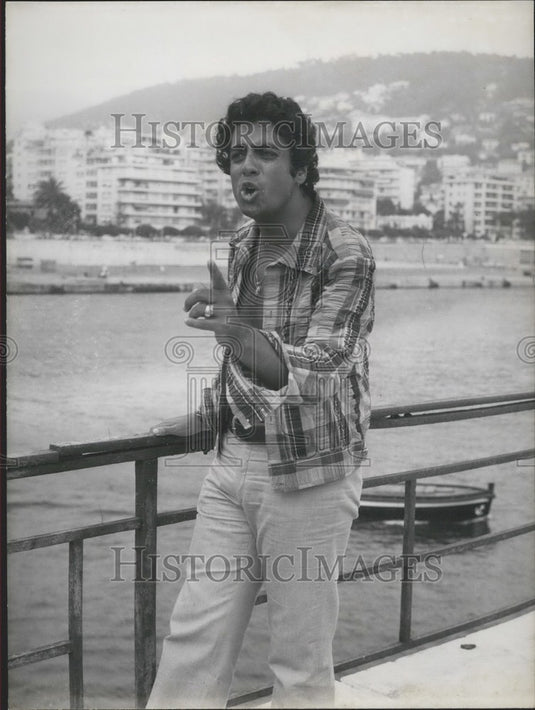 1971 Press Photo Enrico Macias During a Walk on Nice's Port - Historic Images