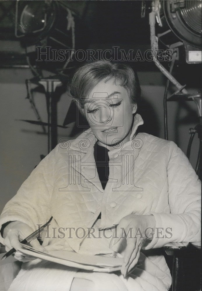 1966 Press Photo Shirley MacLaine While Shooting &quot;Woman Times Seven&quot; - Historic Images