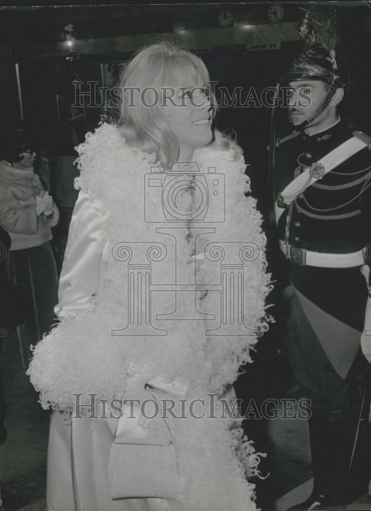 1964, Dora Doll Arrives at &quot;My Fair Lady&quot; Premiere - KSK05717 - Historic Images