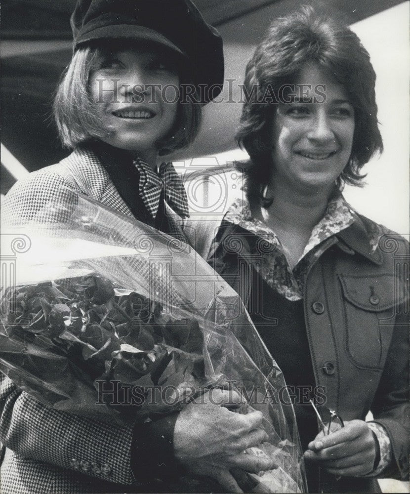 1974, Shirley MacLaine and Director Claudia Weil - KSK05917 - Historic Images