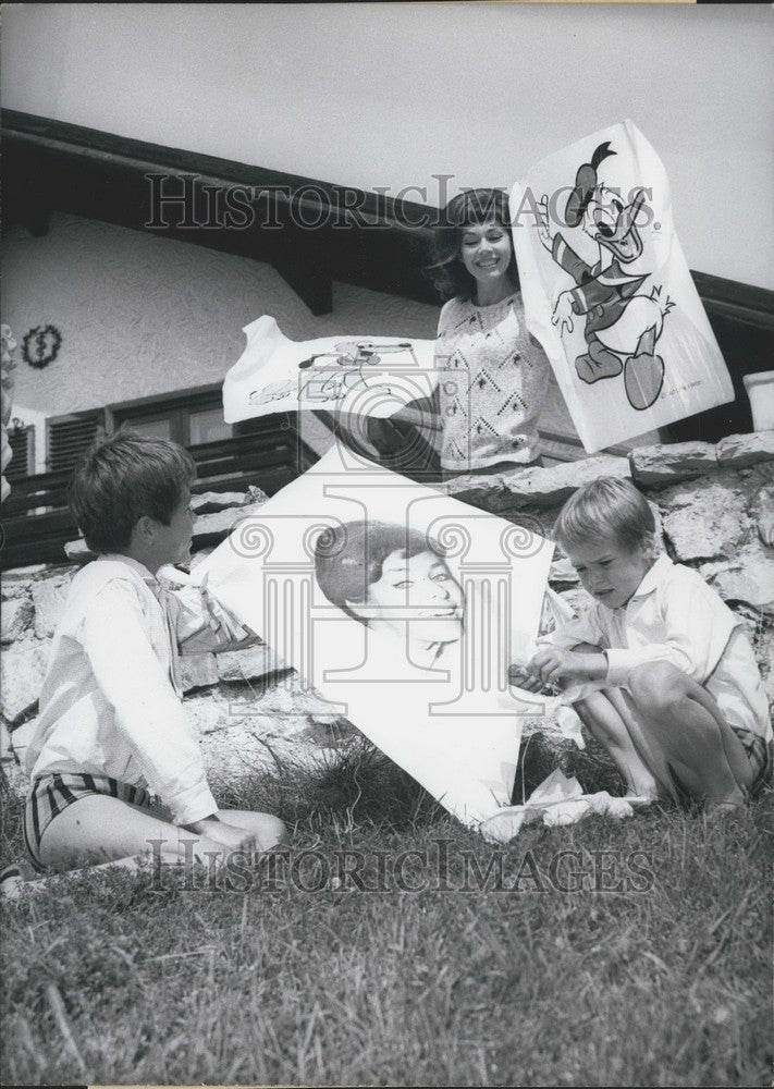 1967, Marianne Koch at home with children on the Starnbarger Sea. - Historic Images