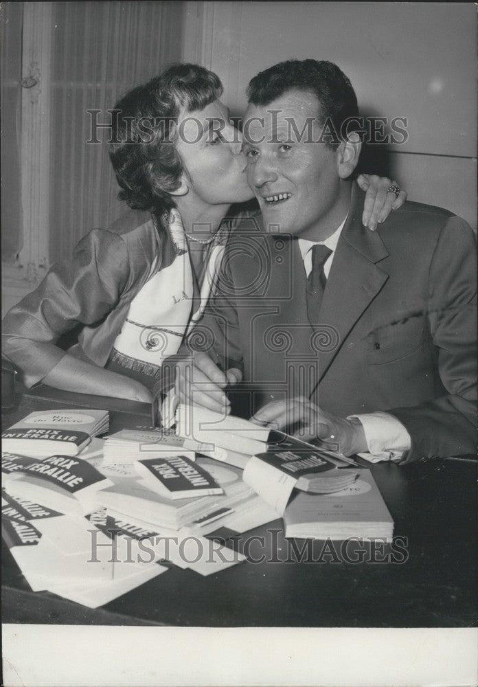 1957 Press Photo Paul Guimard Receives Kiss From Wife While Dedicating Books - Historic Images