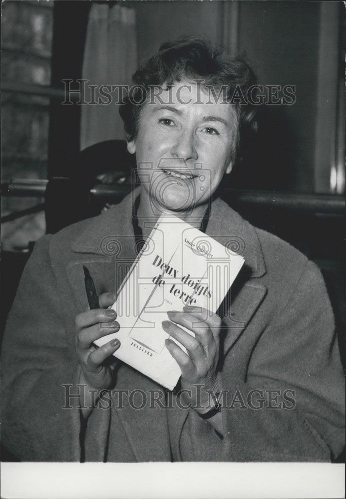 1958 Press Photo Annie Gilbert With Prize-Winning Book &quot;Deux doights de terre&quot;-Historic Images