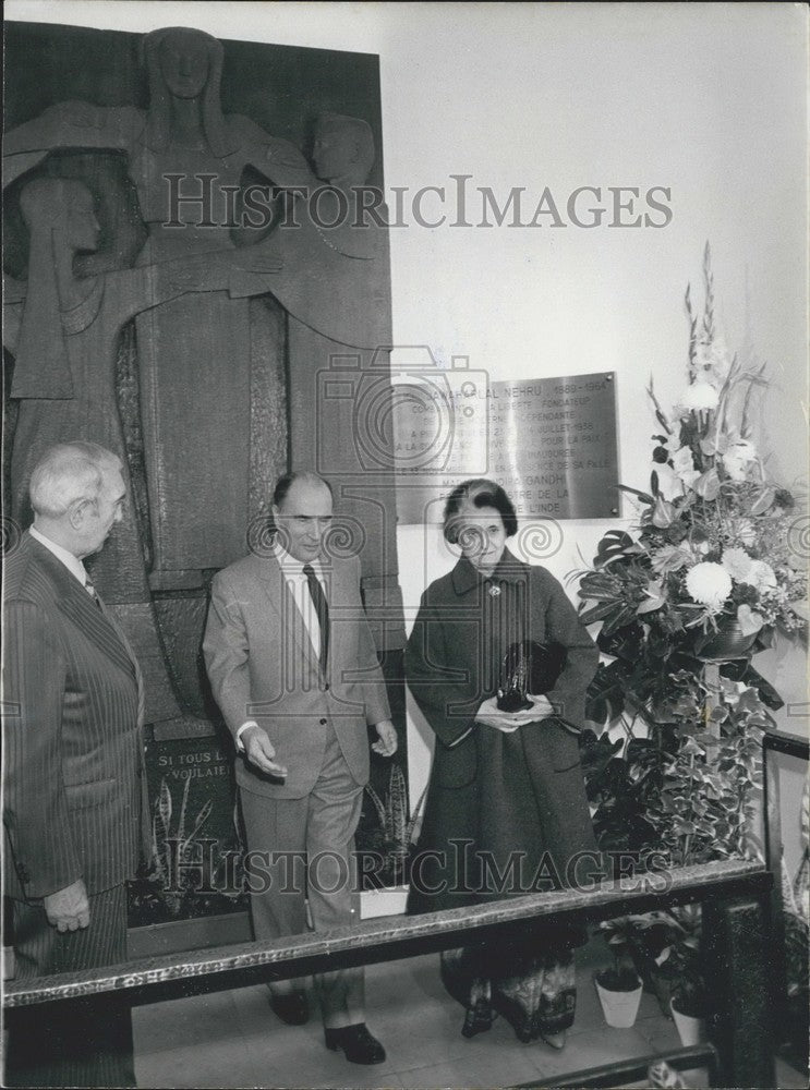 1981, Indira Gandhi Pays Hommage to Her Father - KSK06441 - Historic Images