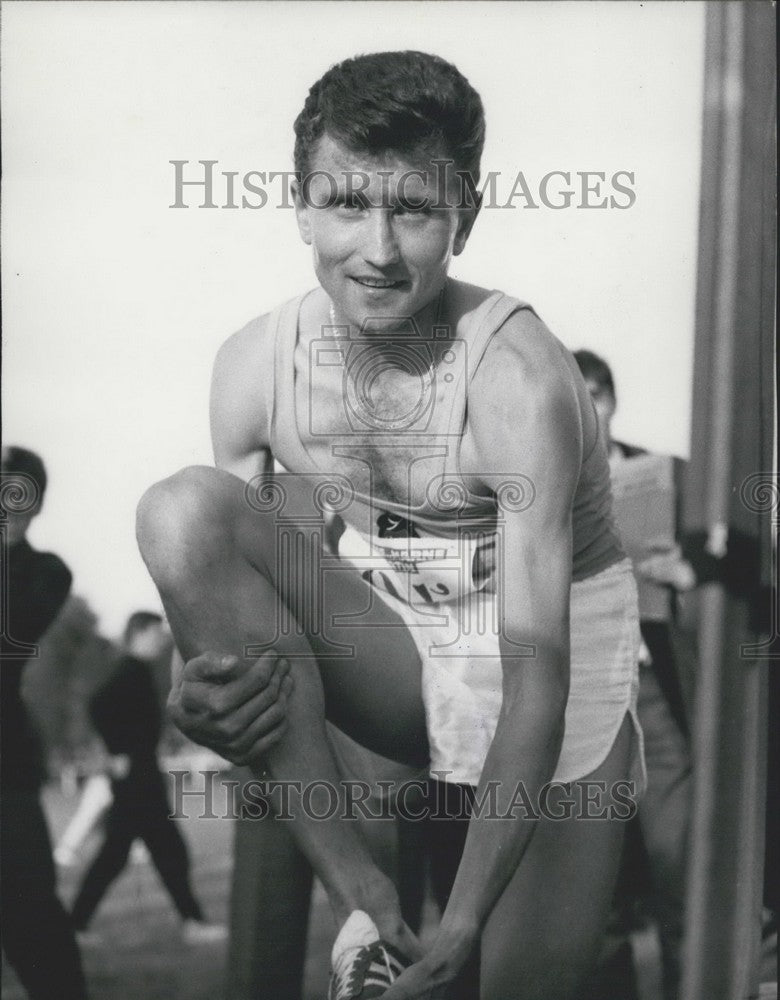 1965, Michel Jazy Before a Race - KSK06509 - Historic Images