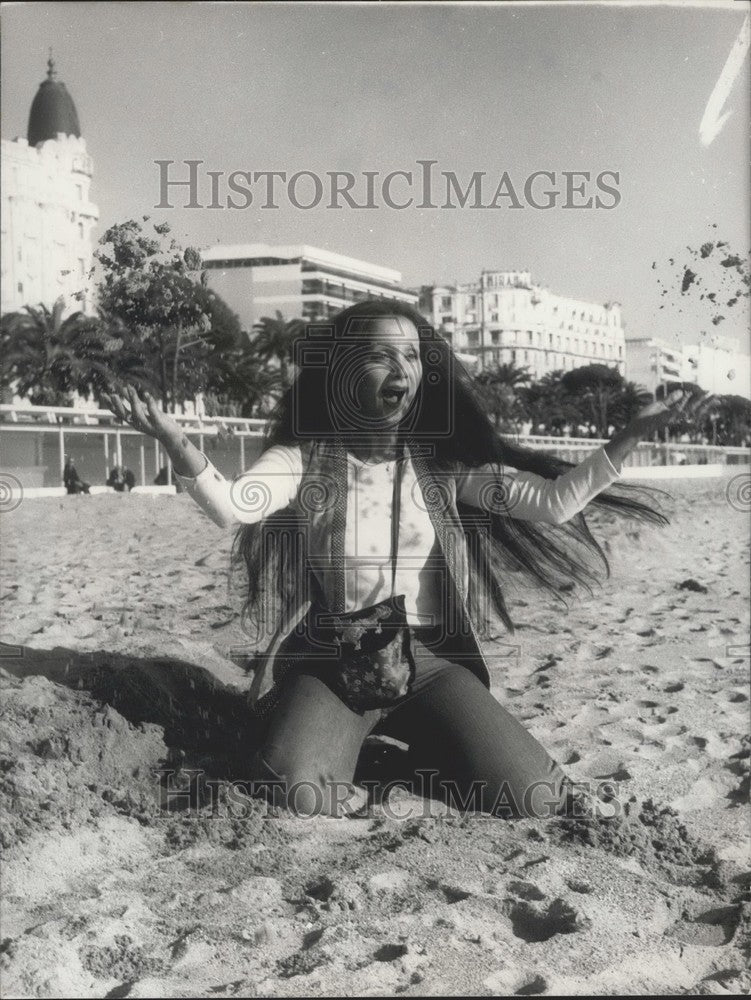 1976, Singer Stella Patchouli on the Beach in Cannes - KSK06869 - Historic Images