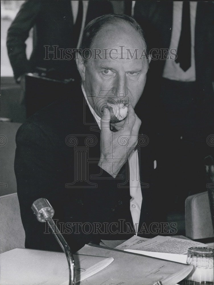 1967 Mr. Luns Eats Apple at Brussels Common Market Meeting - Historic Images