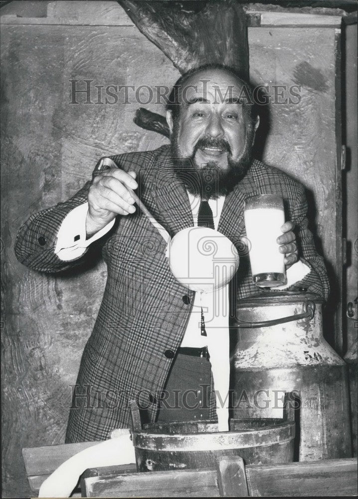 1969 Press Photo Shmuel Rodensky at a milk &quot;rehearsal&quot; - KSK07187-Historic Images