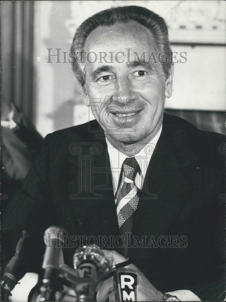 1975, Shimon Peres Holds Israeli Embassy Press Conference - KSK07211 - Historic Images