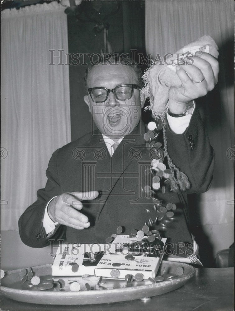 1962, J. L. Quereillahc Receives the "Prix Scarron 1962" - KSK07245 - Historic Images