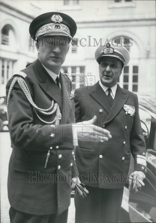 1961 Press Photo Admiral Quintanilha Visits French Naval Officers in Paris - Historic Images