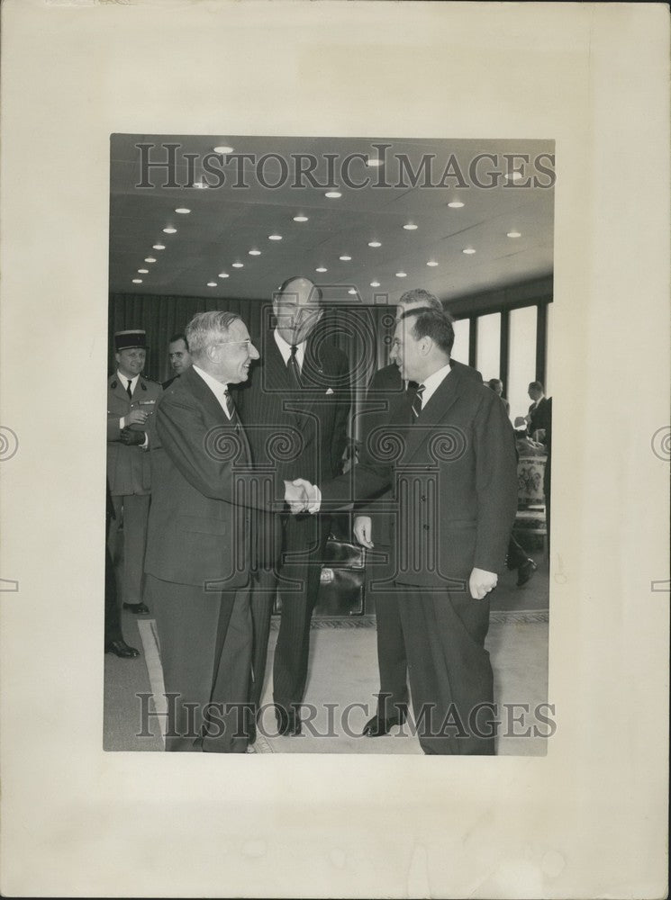 1960 Press Photo Dutch Prime Minister De Quay Shakes Michel Debre's Hand at Orly - Historic Images