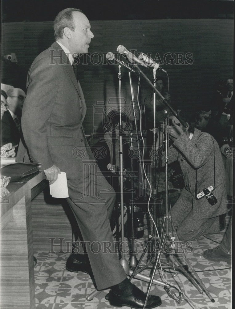 1975 Press Photo Pierre Sudreau's Press Conference - KSK07365-Historic Images