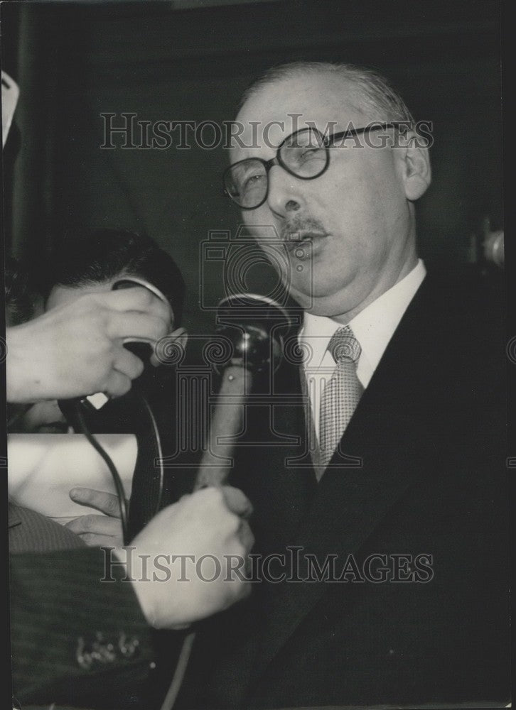 1957 Rene Pleven Makes Radio Announcement Outside Elysee Palace - Historic Images