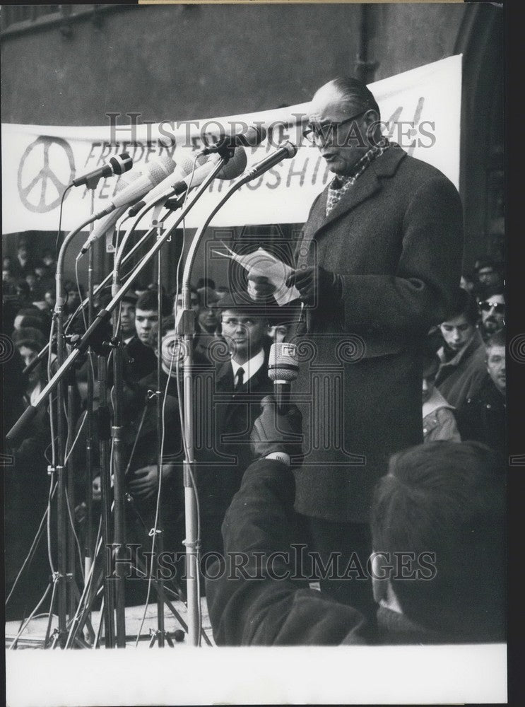 1968 Press Photo Martin NiemÃƒÂ¶ller at Vietnam Protest in Frankfurt. - KSK07475 - Historic Images